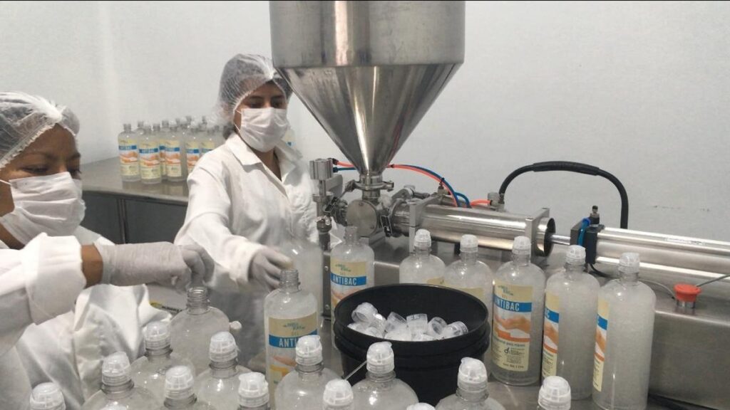 Fabrica Recluta Personal para Llenar y Empacar Alcohol Gel Antibacterial Desde Casa