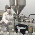 Fabrica Recluta Personal para Llenar y Empacar Alcohol Gel Antibacterial Desde Casa